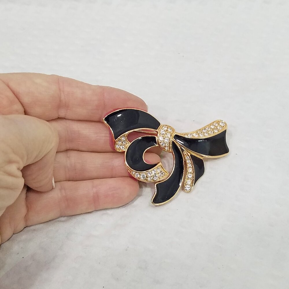 Vintage Circa 1970 Signed Trifari Crystal & Black Enamel Gold Tone Bow Brooch